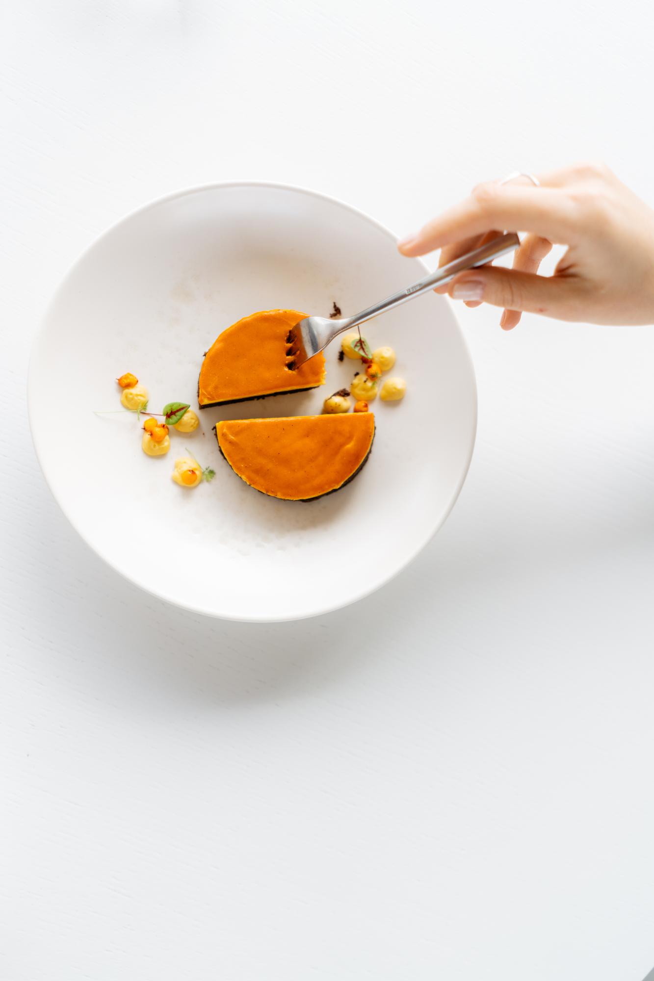 Piatto impiattato con cura moderna